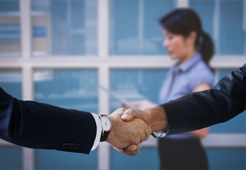 shaking-hands-3753419_960_720